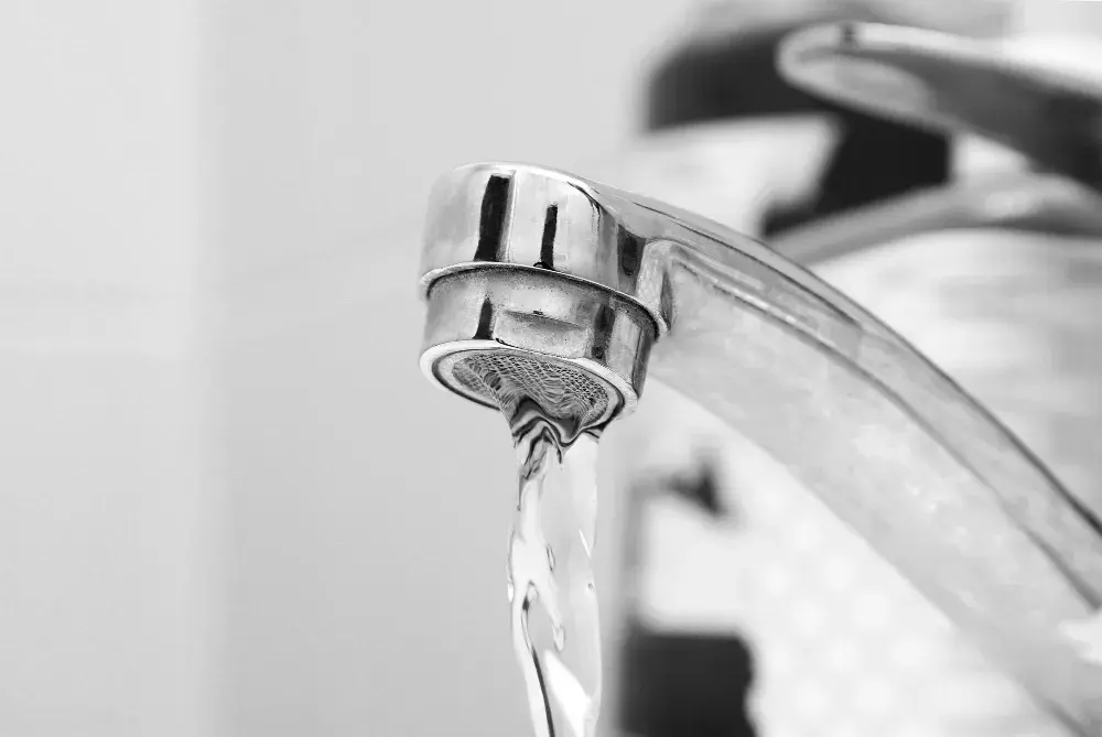 Baixa pressão na água pode ser entupimento? Entenda os riscos na rede de água potável